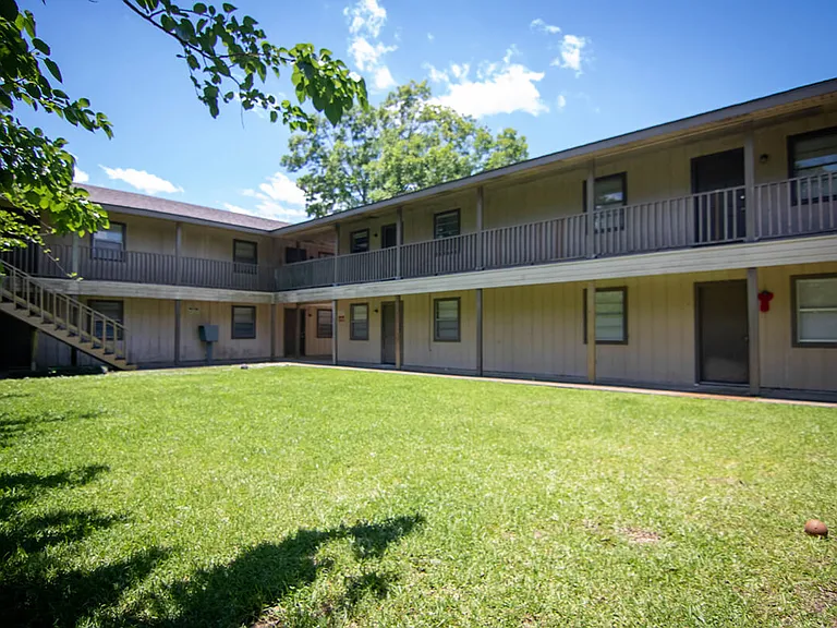 400 Live Oak Spacious 2 Bedroom Apartment with On-Site Laundry — Photo 1