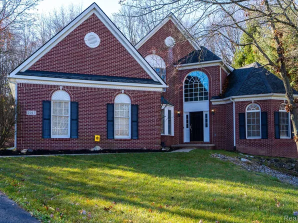 2017 Pine Bluffs Ct, Highland, MI 48357