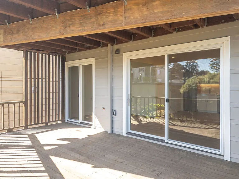 Stunning, Fully Remodeled Jr. 1bd/1ba! Remodeled! Private Deck! Parking! Laundry! Progressive! — Photo 17