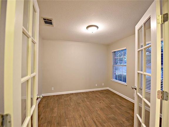 5th image of 808 Woodhollow Ln