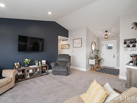 3rd image of 6275 High Queen Ct