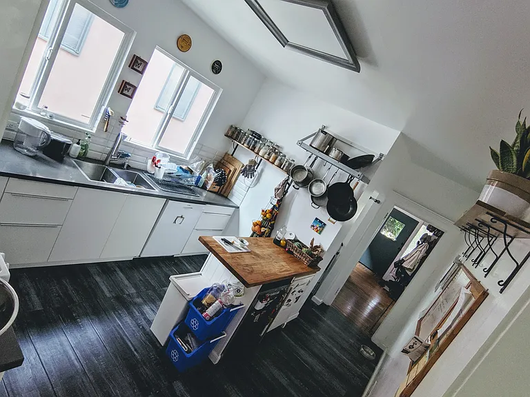 Kitchen (view 2)