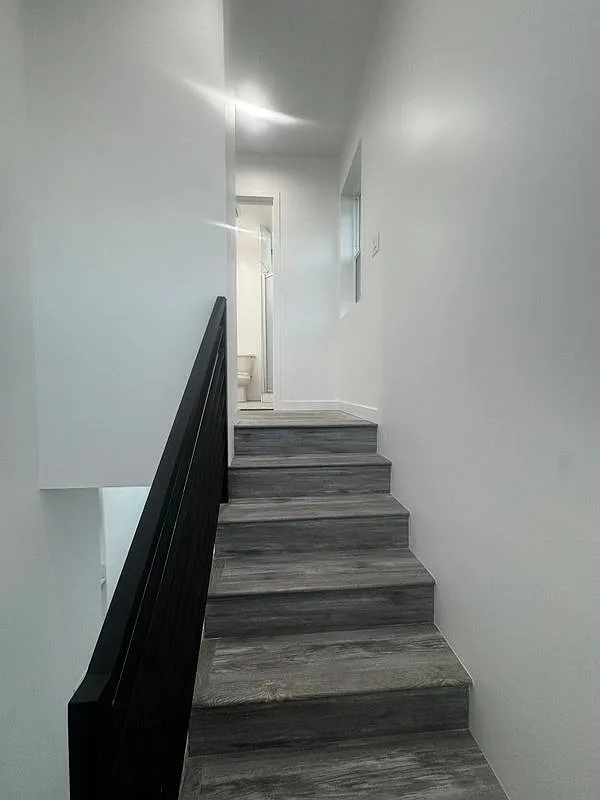 Building Photo - 617 Mott St