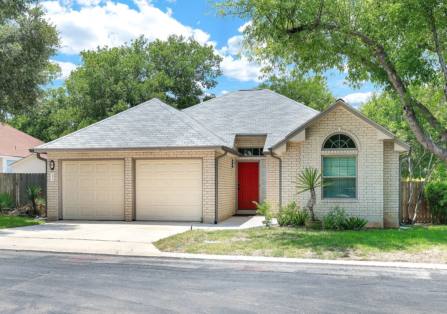 Serene Oasis: Stunning Backyard and Prime Location — Photo 1