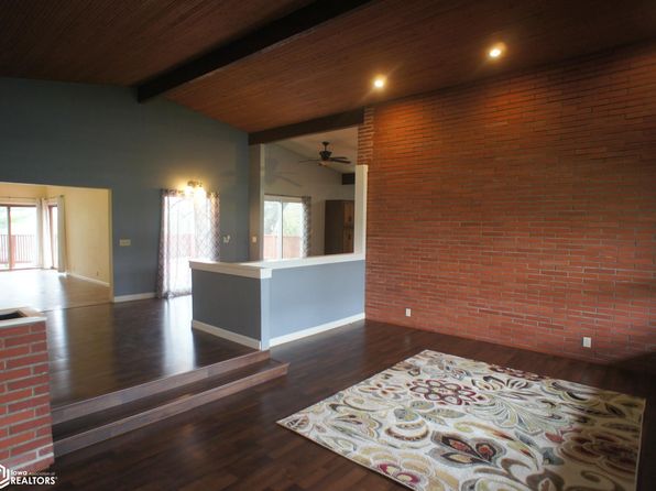 713 White Post Dr, Webster City, IA 50595