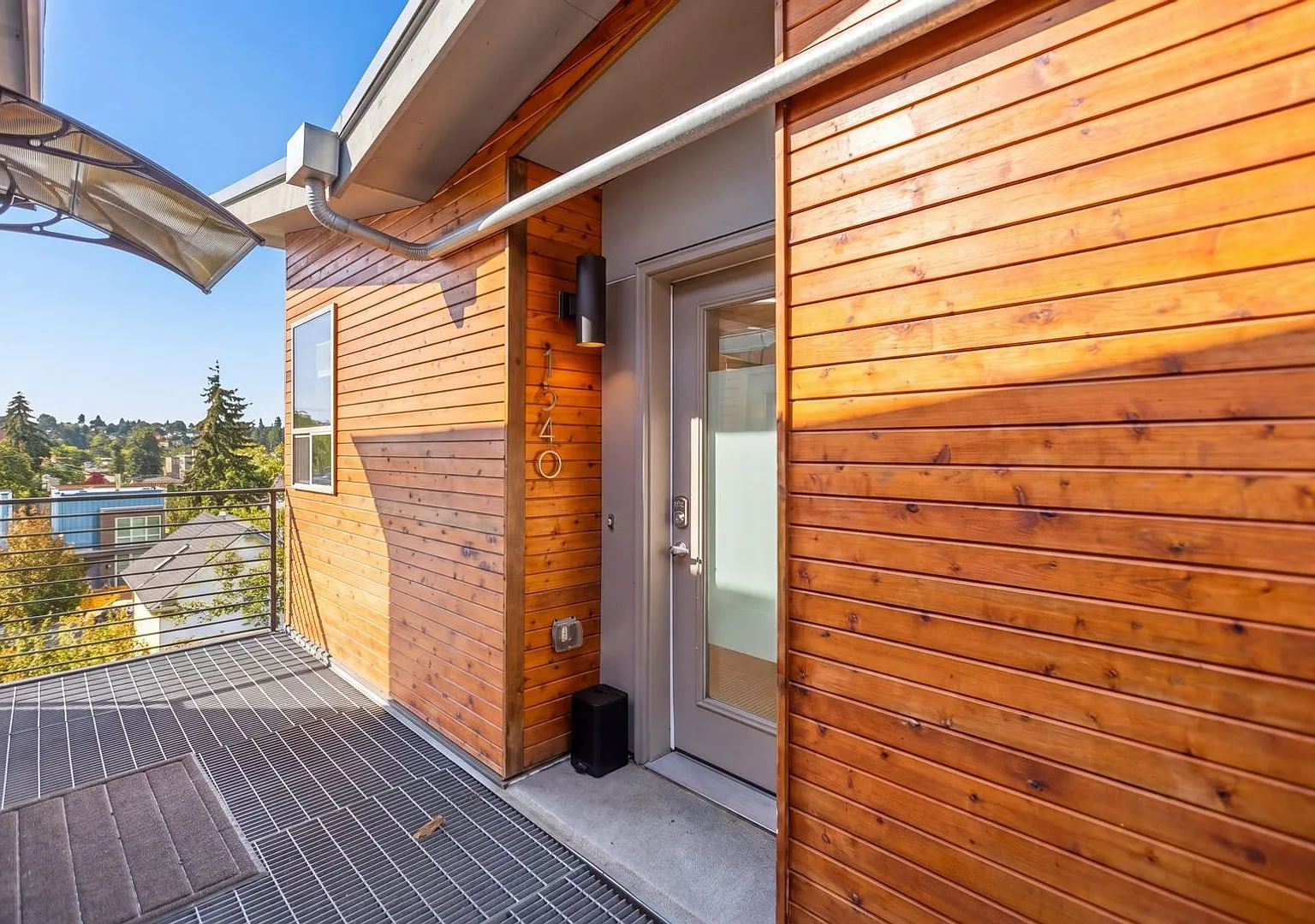 Charming 3 bed 2.5 bath home in Beacon Hill — Photo 3