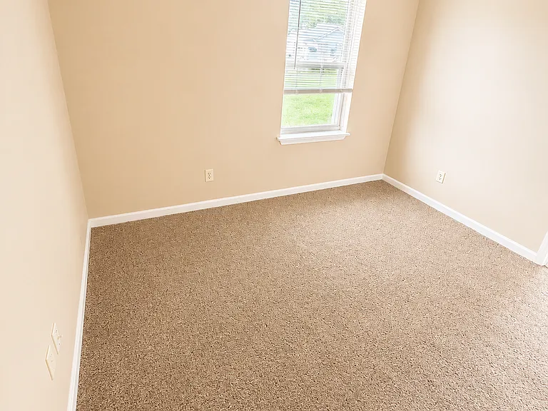 902 Camelot Ct — Photo 8