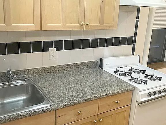 3rd image of 229 E 25th St APT Lb