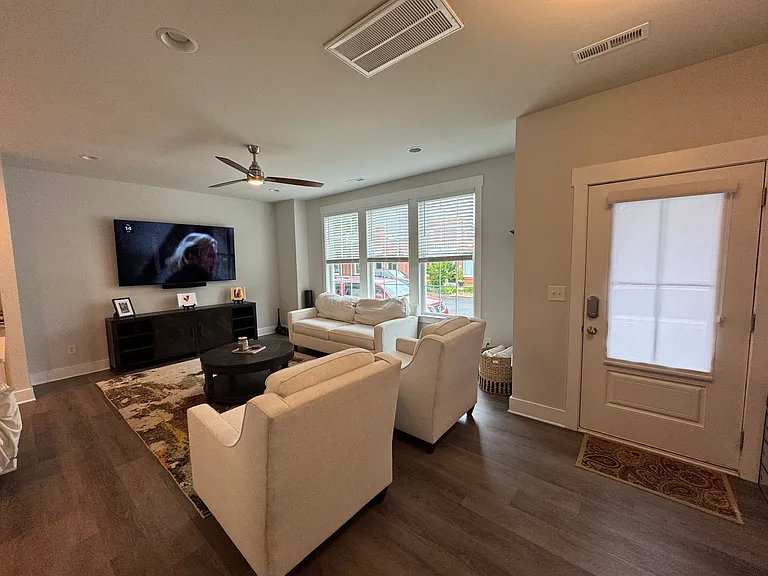 632 Amalfi Dr — Photo 6