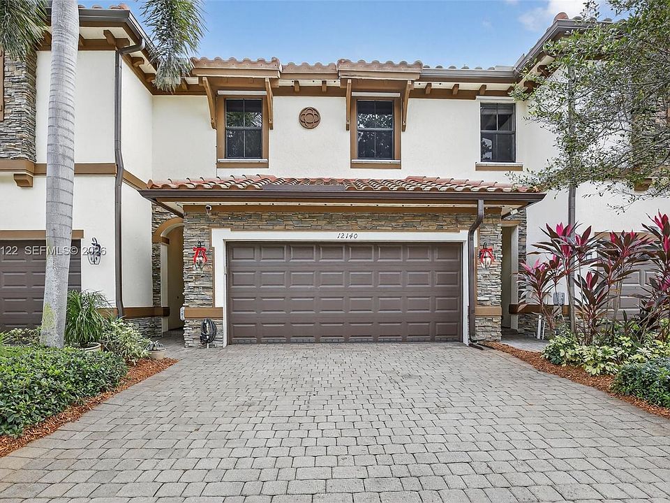 1st image of 12140 Village Pl