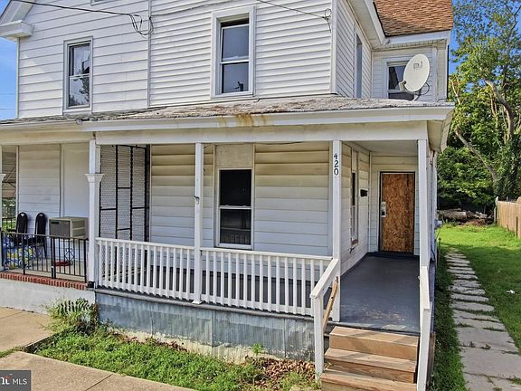 3rd image of 420 Oak St E
