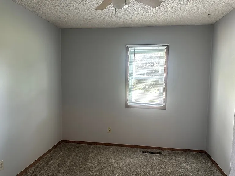 537 Memorial Dr E — Photo 15