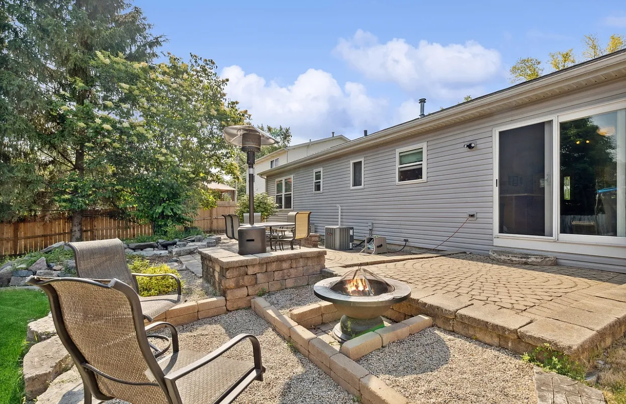 4 bed, 2400 sqft, $3,000 — Photo 2