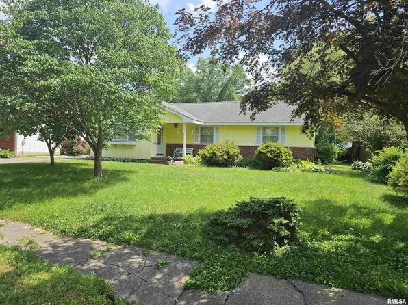 114 E Bond St, Benton, IL 62812