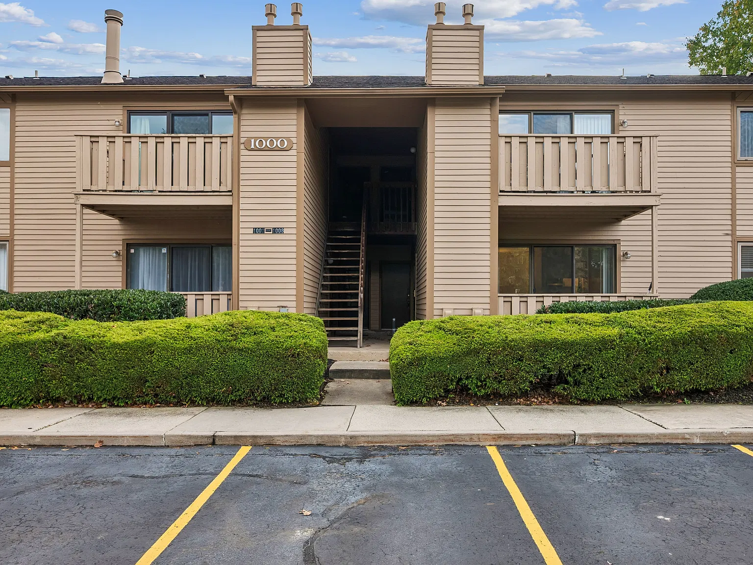 2 bed, 940 sqft, $2,200 — Photo 1