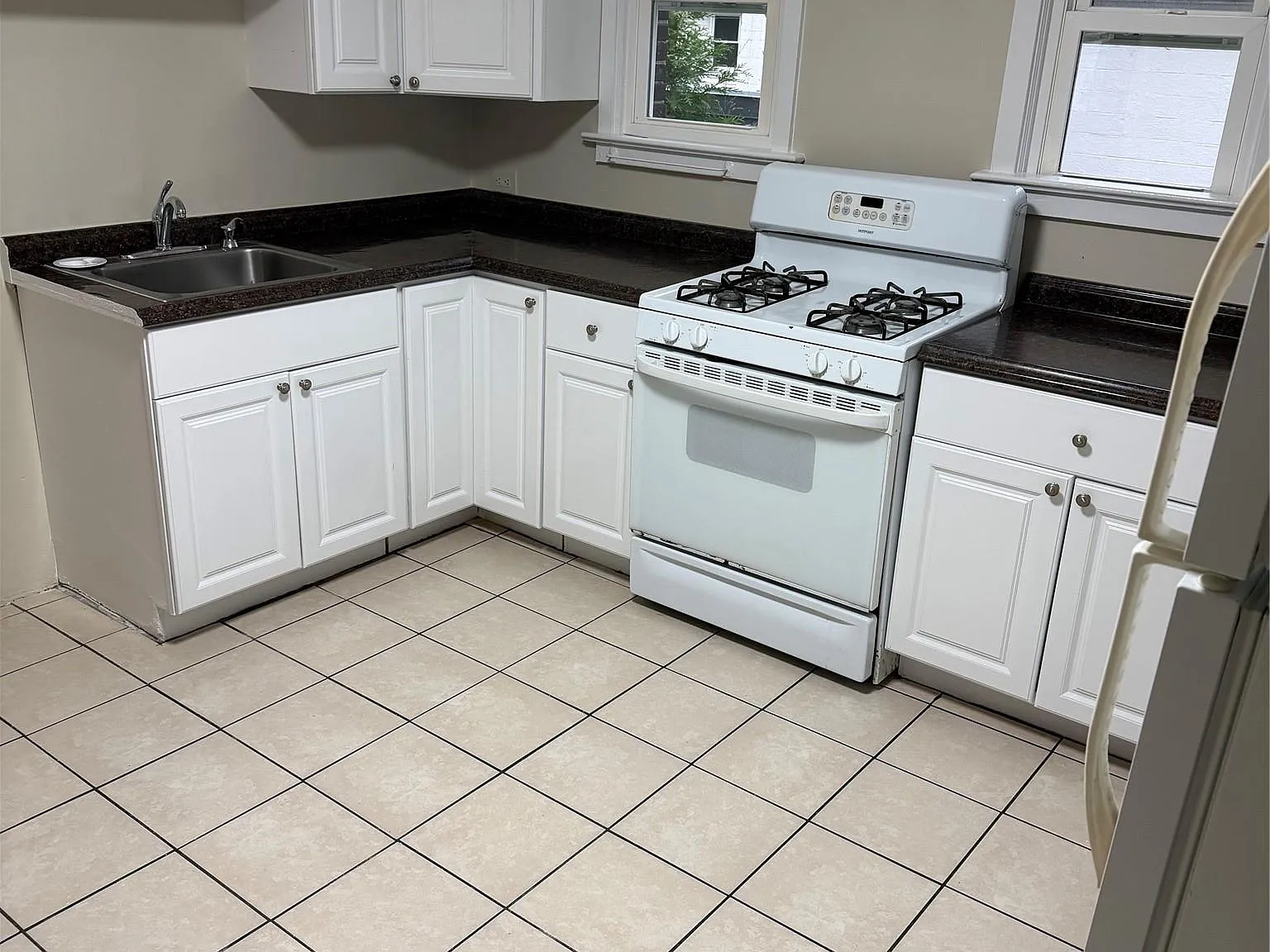 3 bed, 1.0 bath, 1200 sqft, $2,700 — Photo 4