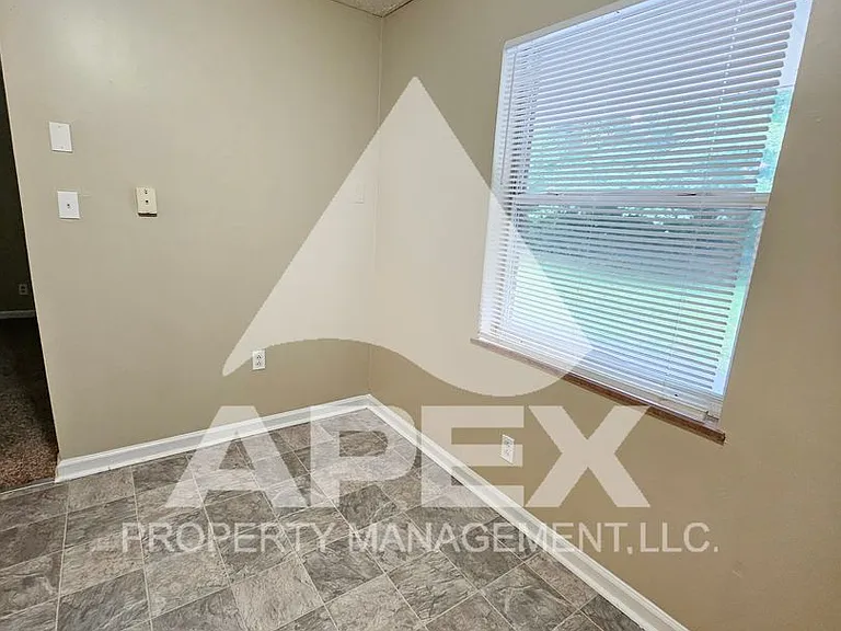 220 Ogle Avenue — Photo 7