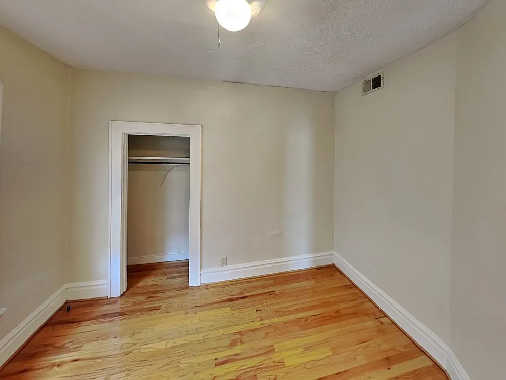 Building Photo - 1712 Summit St #B