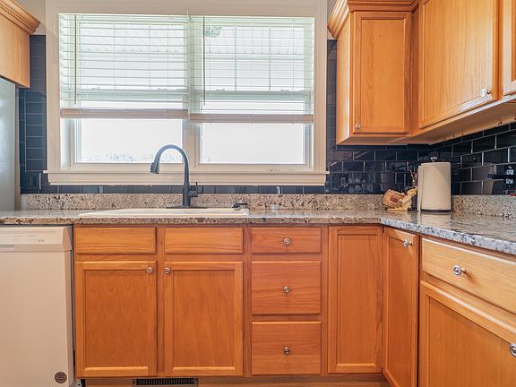5th image of 2141 Larchwood Ave