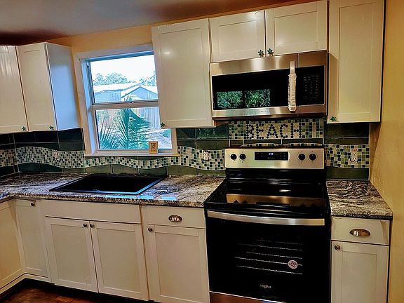 3rd image of 1105 Hillcrest Dr