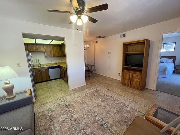 4th image of 827 E LANCASTER Circle