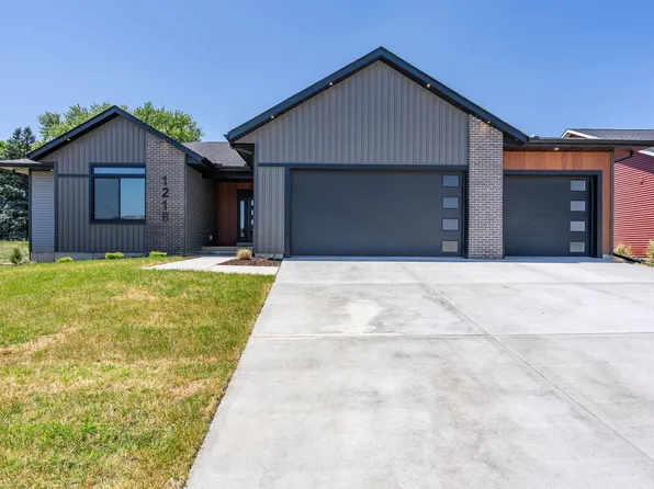 1218 S 2nd St, Eldridge, IA 52748