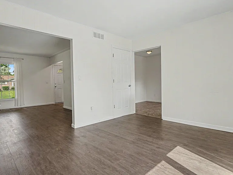2735 Foster Ave — Photo 10