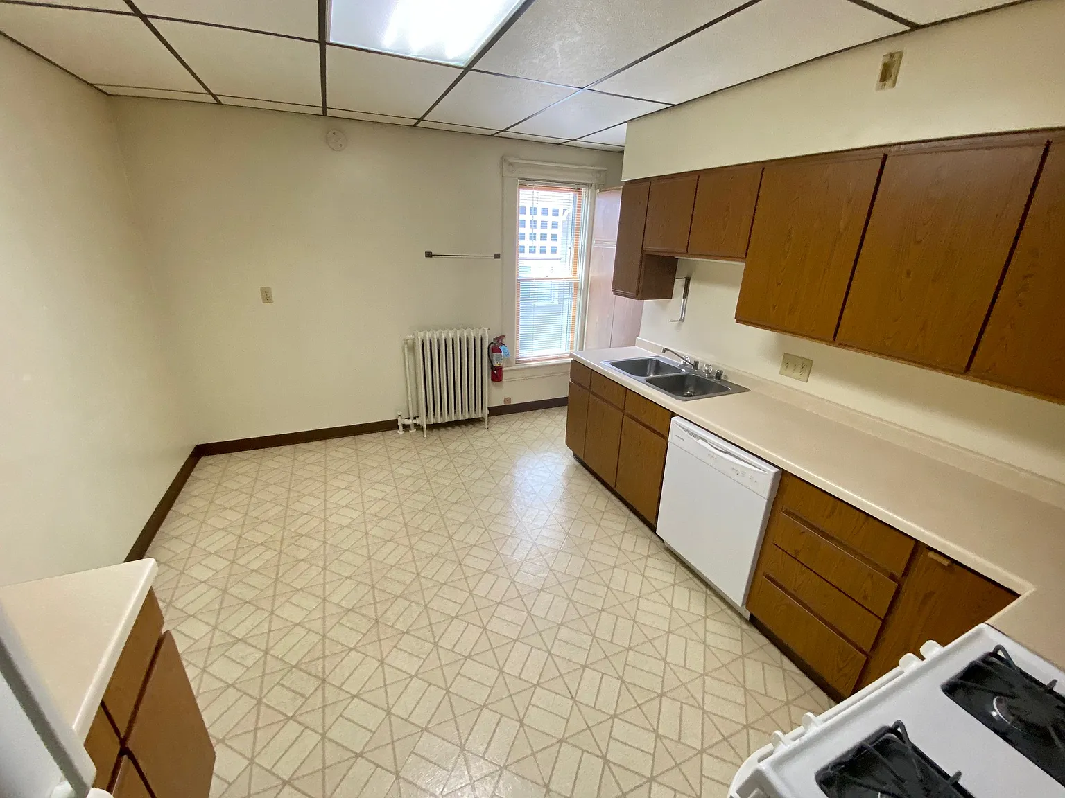 5 bed, 1800 sqft, $2,625 — Photo 3