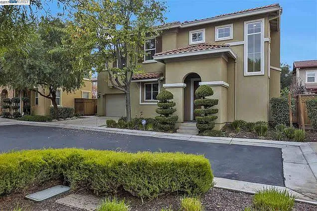 3 bed, 2.5 bath, 1730 sqft, $3,100 — Photo 1