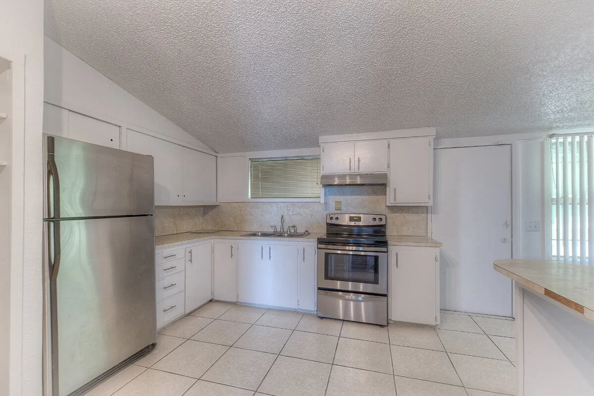 3 bed, 1.5 bath, 1943 sqft, $1,800 — Photo 2
