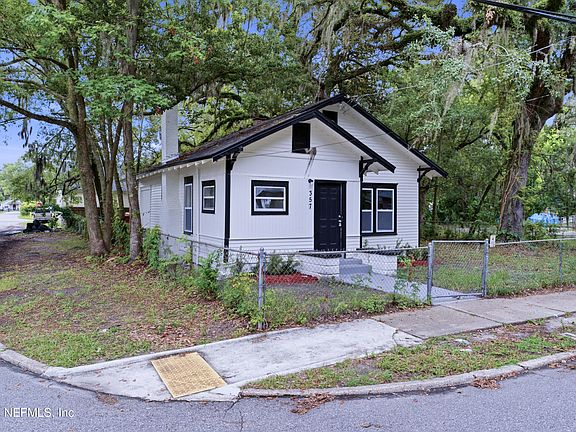 3rd image of 357 Crystal St