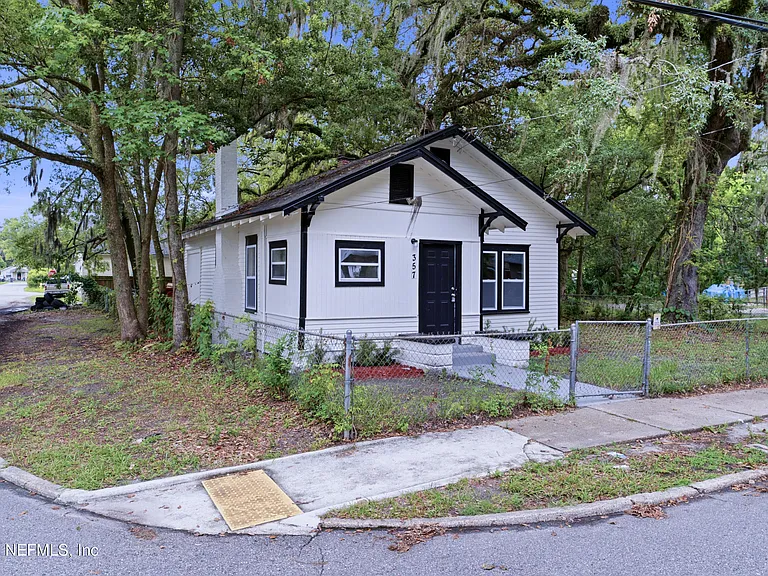 357 Crystal St — Photo 3