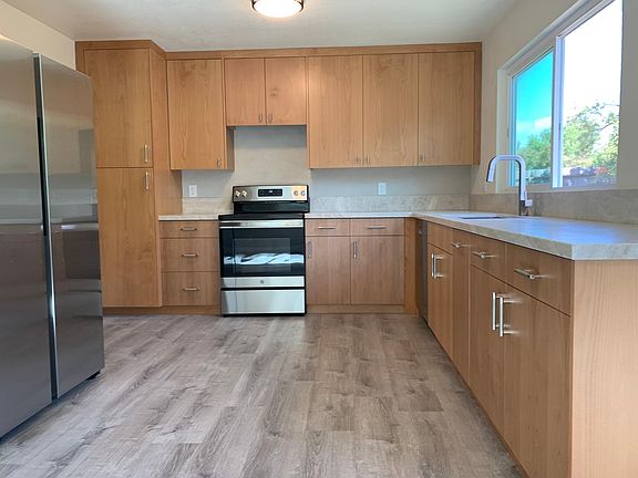 4th image of 8380 Lakewood Ave