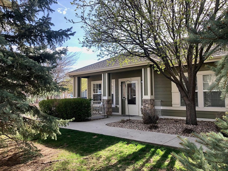 Front entrance with walkway, grassy greenbelt & shade trees.