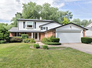 8 Charles Ct, Buffalo Grove, IL 60089