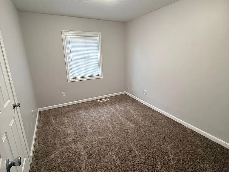 2 Philip Ct — Photo 8