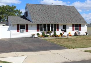 7 Calicobush Rd, Levittown, PA 19057