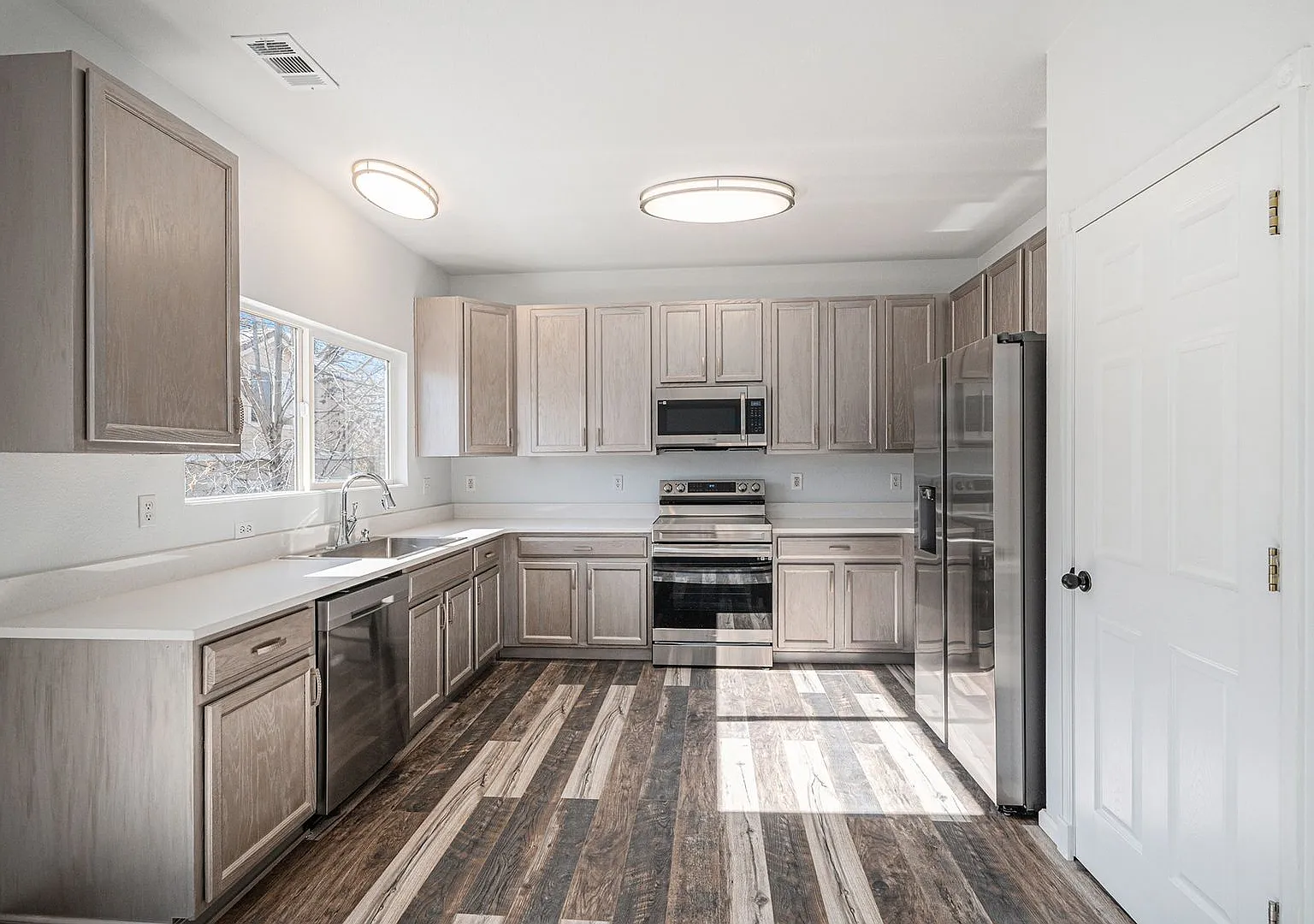 Remodeled 3 bed, 2.5 Bath Home in Littleton! — Photo 4
