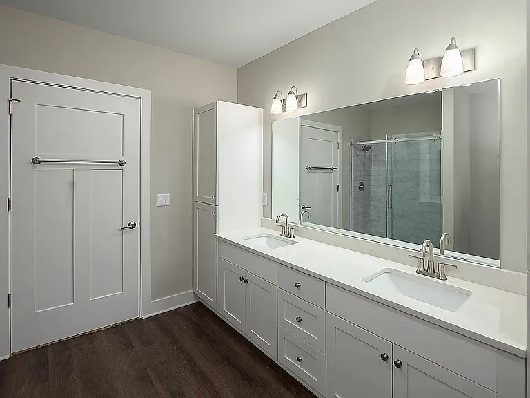 Second Avenue Apartments — Photo 8