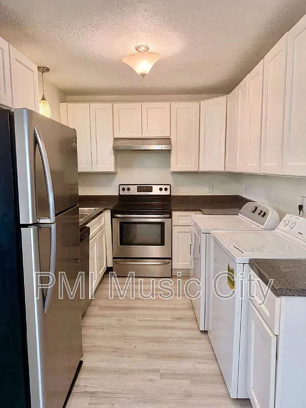3 bed, 1.0 bath, 908 sqft, $1,450 — Photo 2