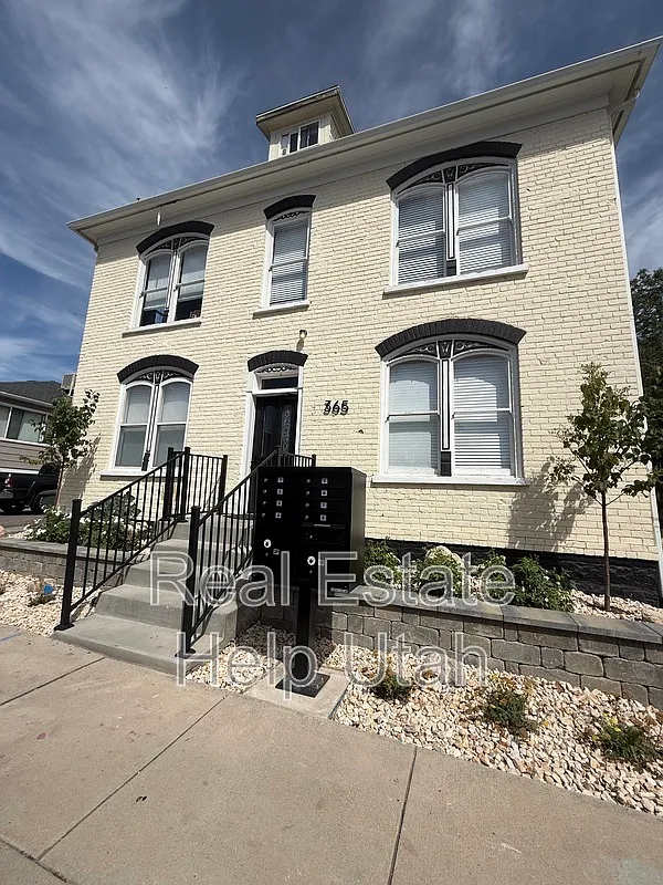 2 bed, 1.0 bath, 825 sqft, $1,400 — Photo 1