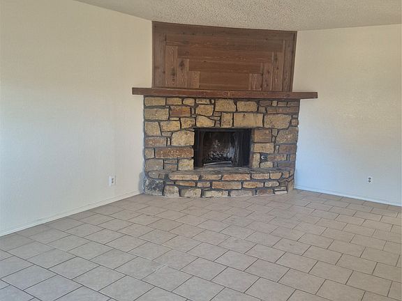 2nd image of 1031 N Oak Ct