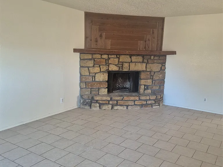 1031 N Oak Ct — Photo 2