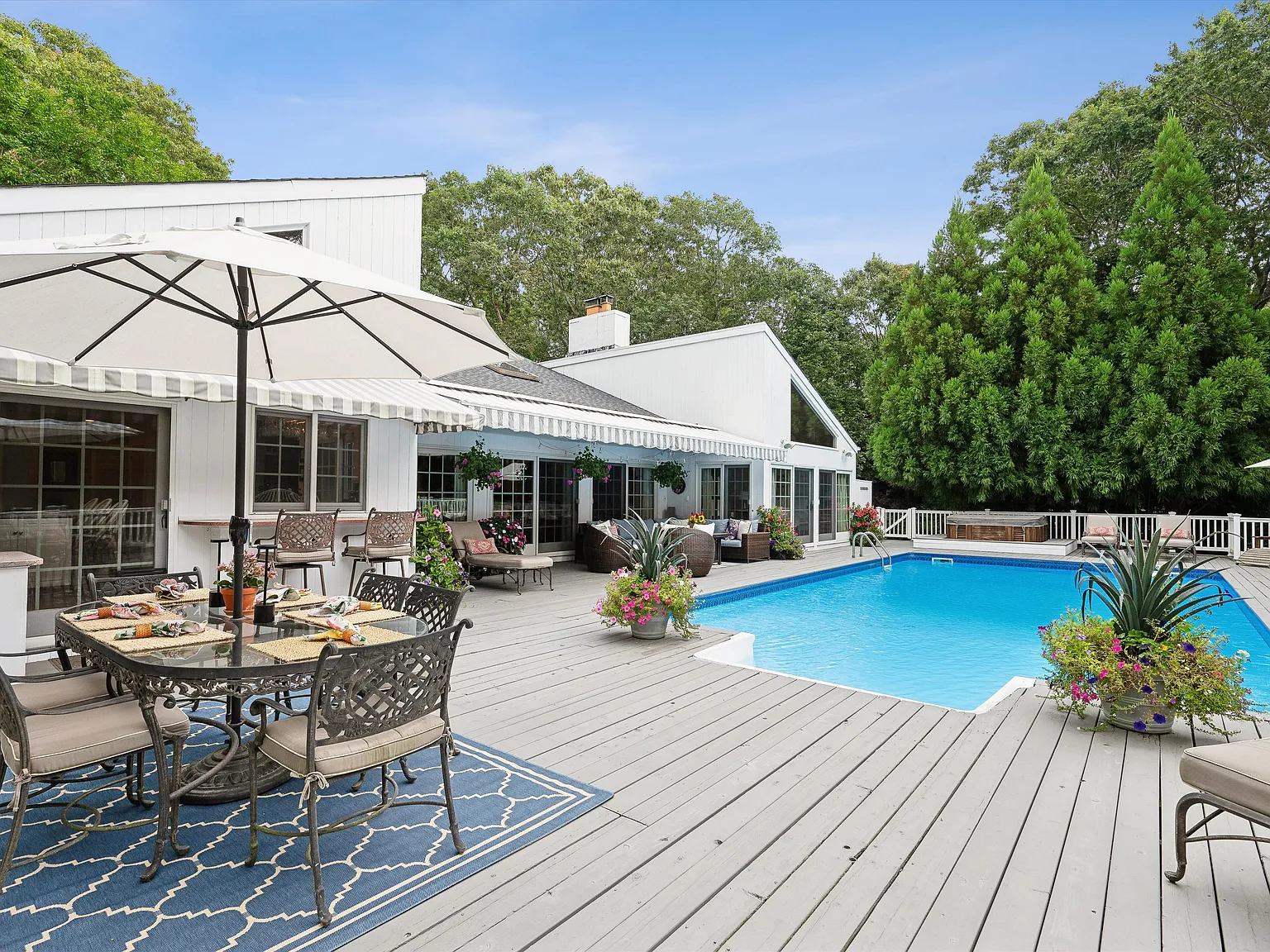 Quogue Village Contemporary with Salt-Water Pool, Spa & Tennis — Photo 3