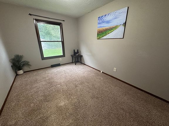 2nd image of 2604-2606 Hiawatha Rd #2604