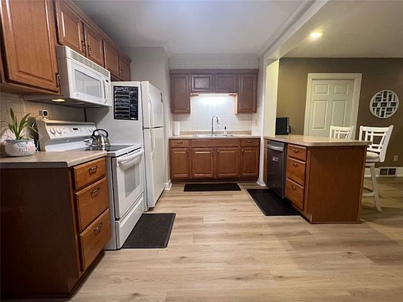 5th image of 417 Marshall Dr
