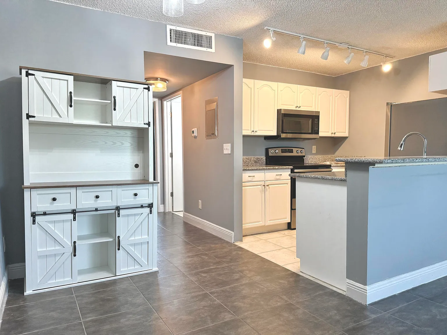 1 bed, 1.0 bath, 704 sqft, $1,750 — Photo 2