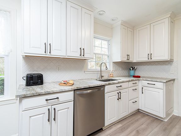 2nd image of 104 Race Club Rd