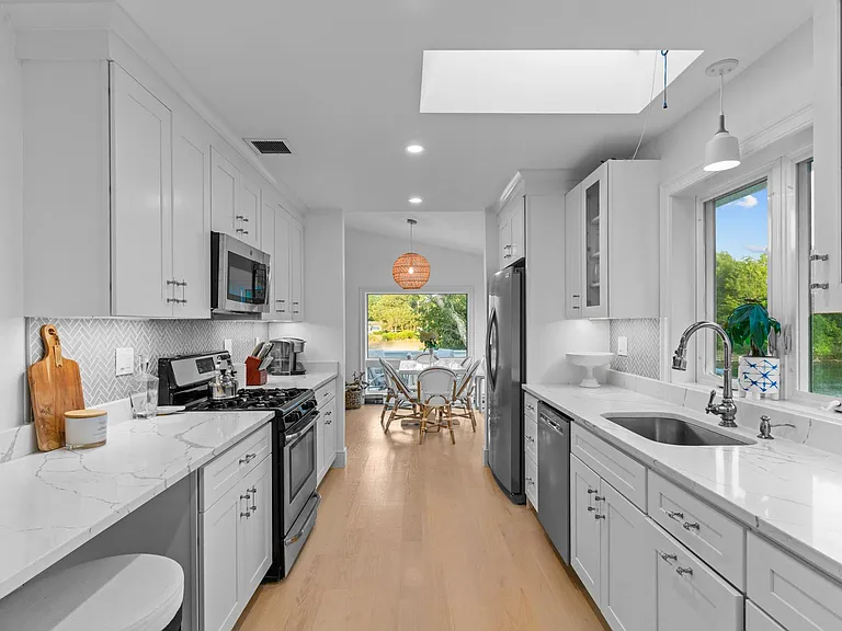 93 Riverside Dr — Photo 15