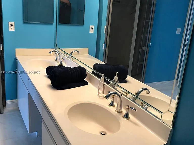 3600 Mystic Pointe Dr #815 — Photo 11